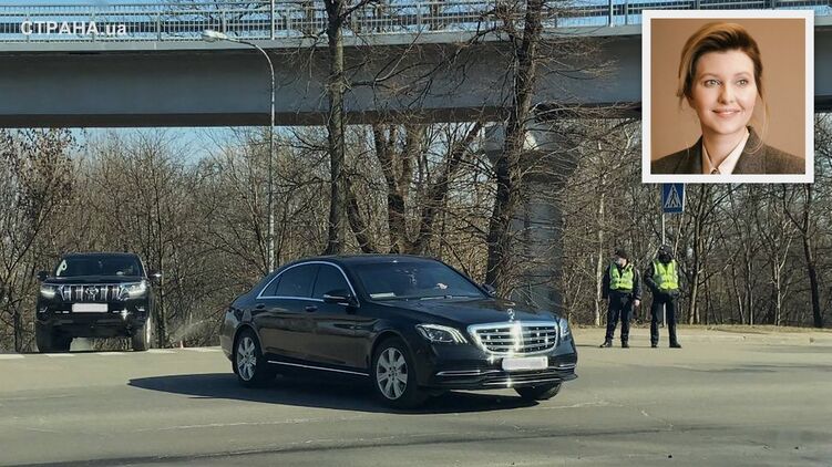 Машины жены президента покидают парковку КВЦ 