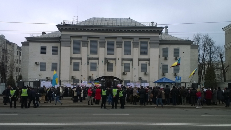 Под посольством России в Киеве собрался митинг в поддержку Надежды Савченко, фото: Ирина Чальян, 