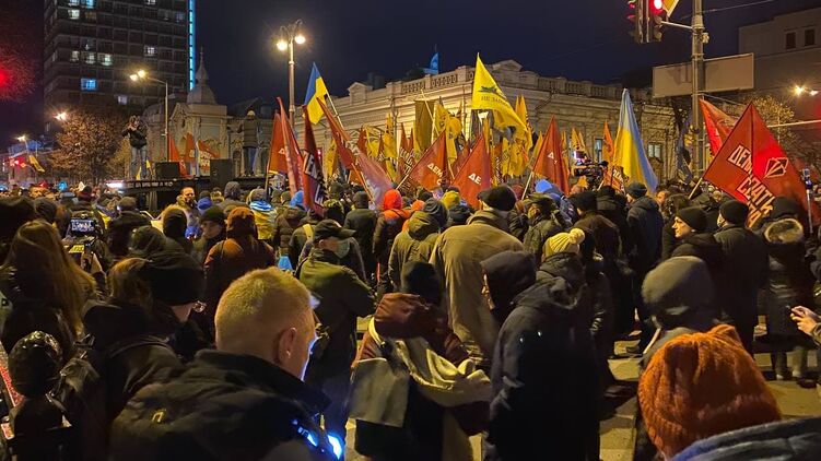 Сторонники Порошенко и националисты потребовали отставки Зеленского 1 декабря. Фото 