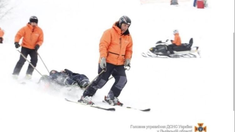 На Львовщине спасатели помогли 5 туристам-лыжникам