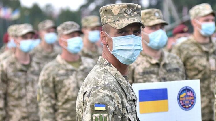 С 1 марта украинским военным поднимут зарплату на 30%