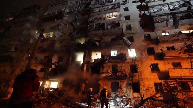В многоэтажном доме в Киеве произошел пожар из-за попадания неизвестного объекта