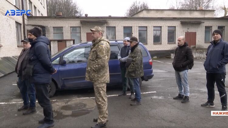 Очередь в военкомат на Волыни