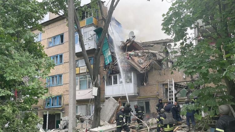 Обстрел в Бахмуте 17 мая повредил пятиэтажный жилой дом. Фото ГСЧС