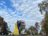 Петр I и защитники города. В Полтаве накрыли желто-синей сеткой памятники "российскому империализму". Фото