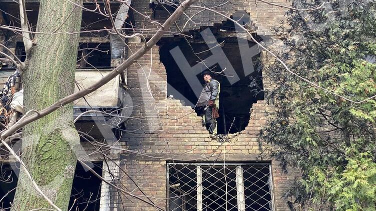 Последствия падения ракеты на жилой дом в Киеве 15 ноября