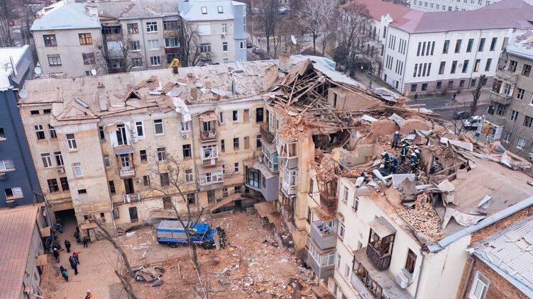 Ракета ударила по крыше дома в центре Харькова