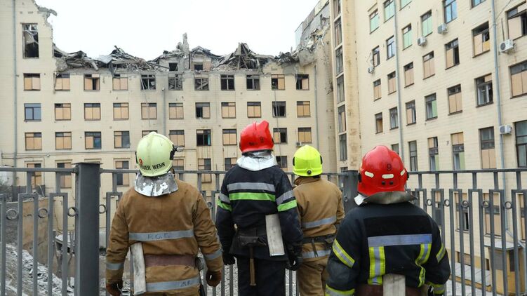 Последствия удара РФ по зданию университета Бекетова в Харькове. Фото: t.me/synegubov