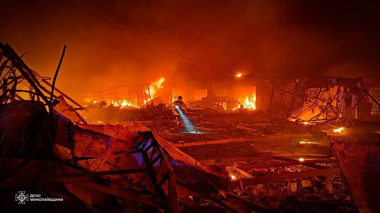 Пожар после ракетного удара по Николаеву. Фото ГосЧС