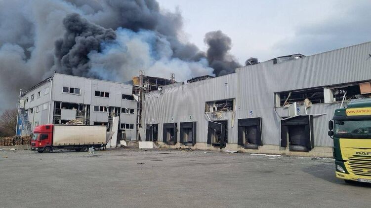 Предприятие в Днепре, которое загорелось после ракетного удара