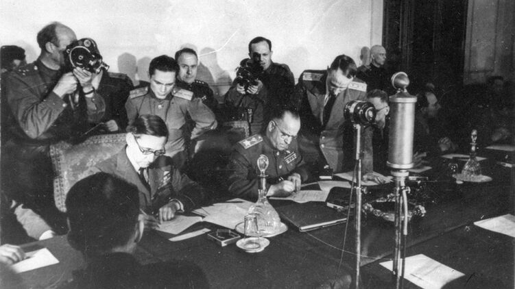 Жуков та Теддер візують акт про капітуляцію нацистської Німеччини. Фото: Вікіпедія