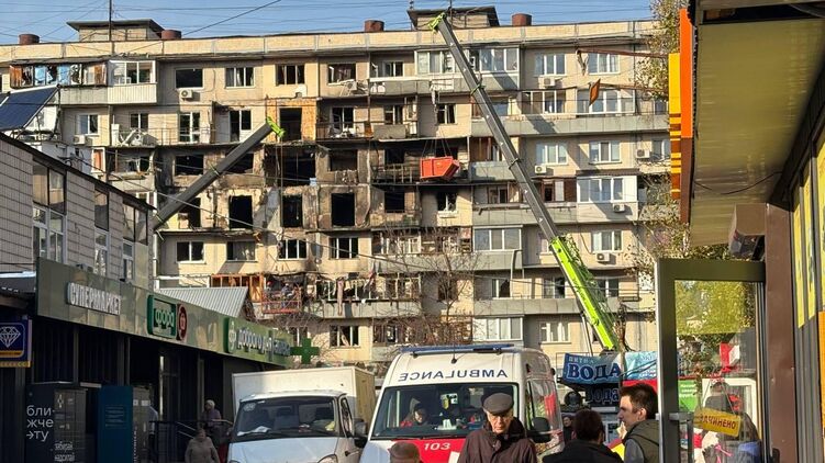 Багатоповерхівка у Деснянському районі Києва після прильоту. Фото 