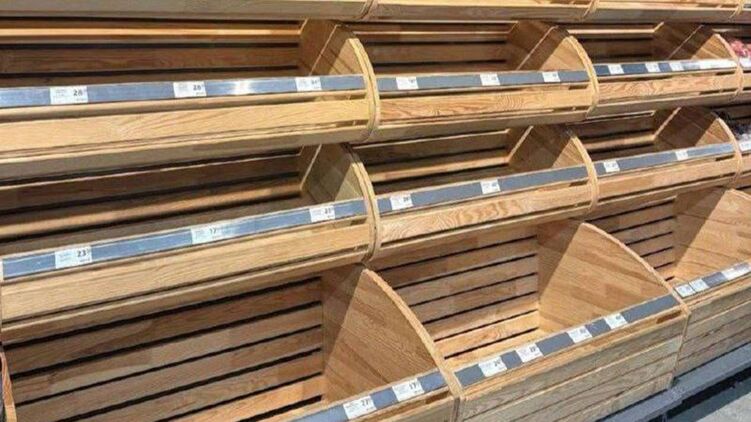 Порожні полиці в Ірпені. Люди масово розкуповують хліб, побоюючись, що магазини будуть закриті через відсутність світла