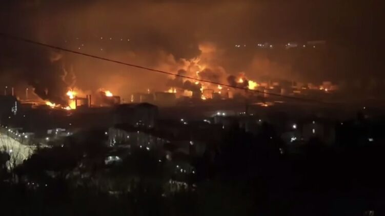 Пожар в Туапсе после удара дронов по НПЗ