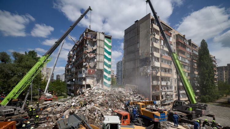 Постраждала від удару багатоповерхівка у Києві. Фото: Нацполіція