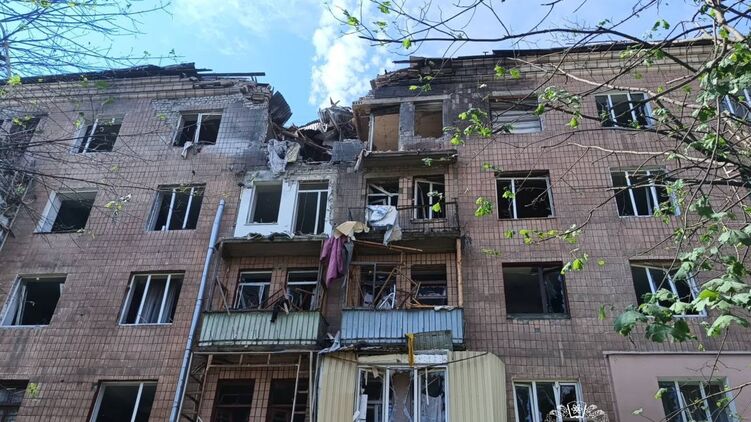 Последствия удара по Киеву. Фото: ГСЧС