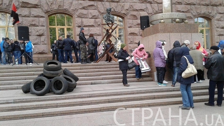 Снова шины и возмущенные граждане под стенами столичной мэрии, фото: Юлиана Скибицкая/