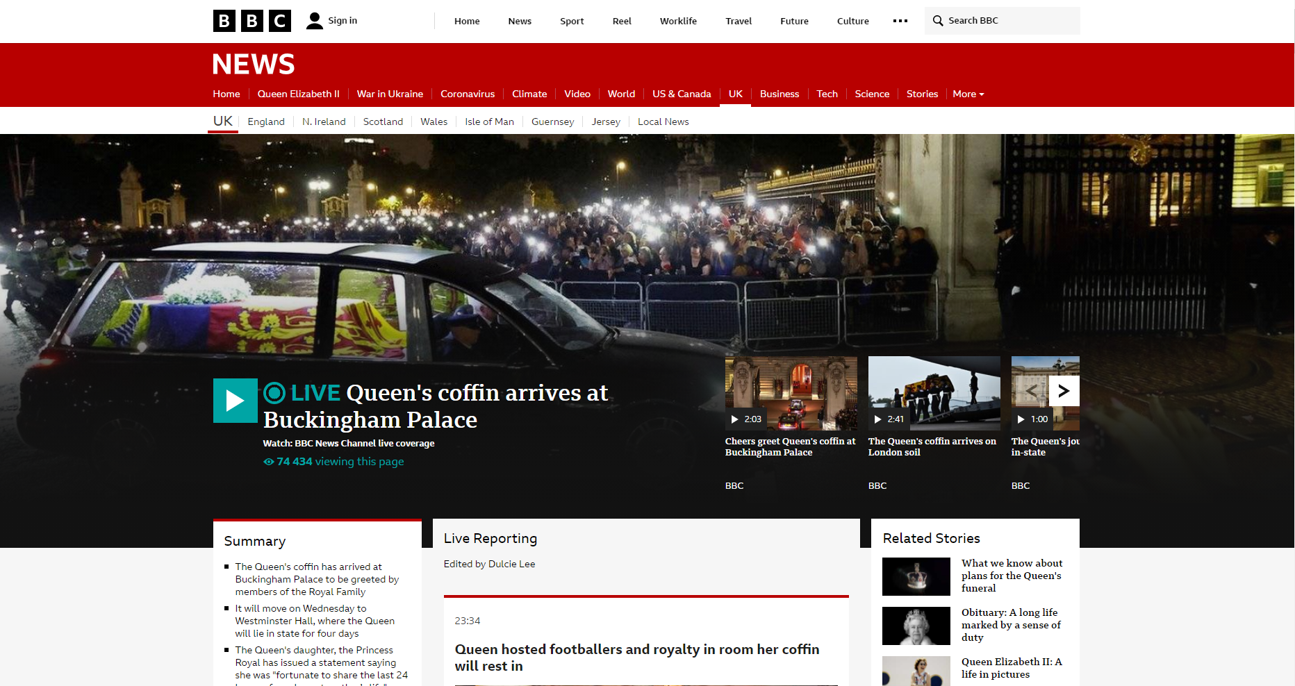 В ВВС сообщили, что катафалк с гробом королевы Елизаветы II прибыл в Букингемский дворец в центре Лондона