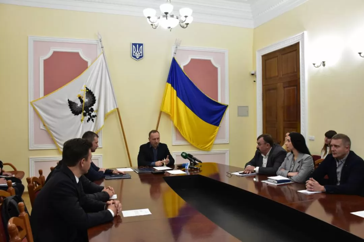 На сайте Черниговского городского совета сообщается о том, что Горсовет Чернигова направил обращение в Кабмин о недопущении срыва отопительного сезона в Чернигове