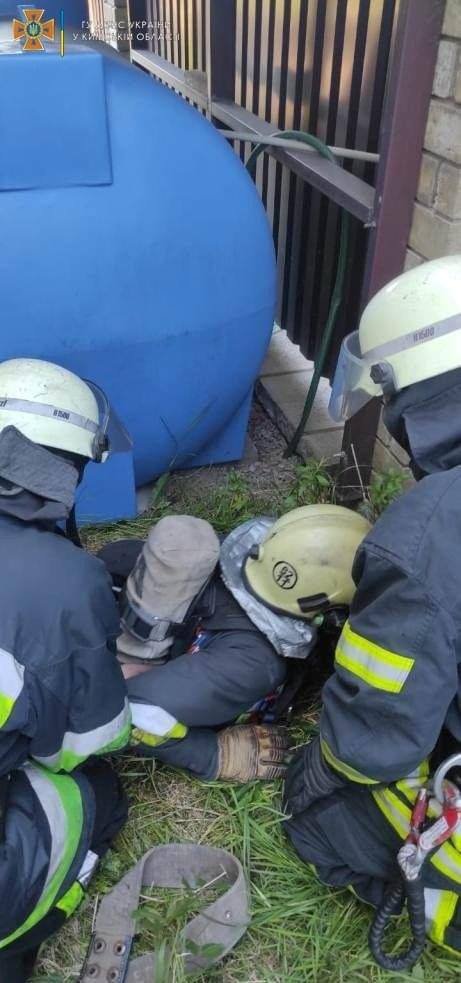 Спасатели вытащили из колодца двух мужчин
