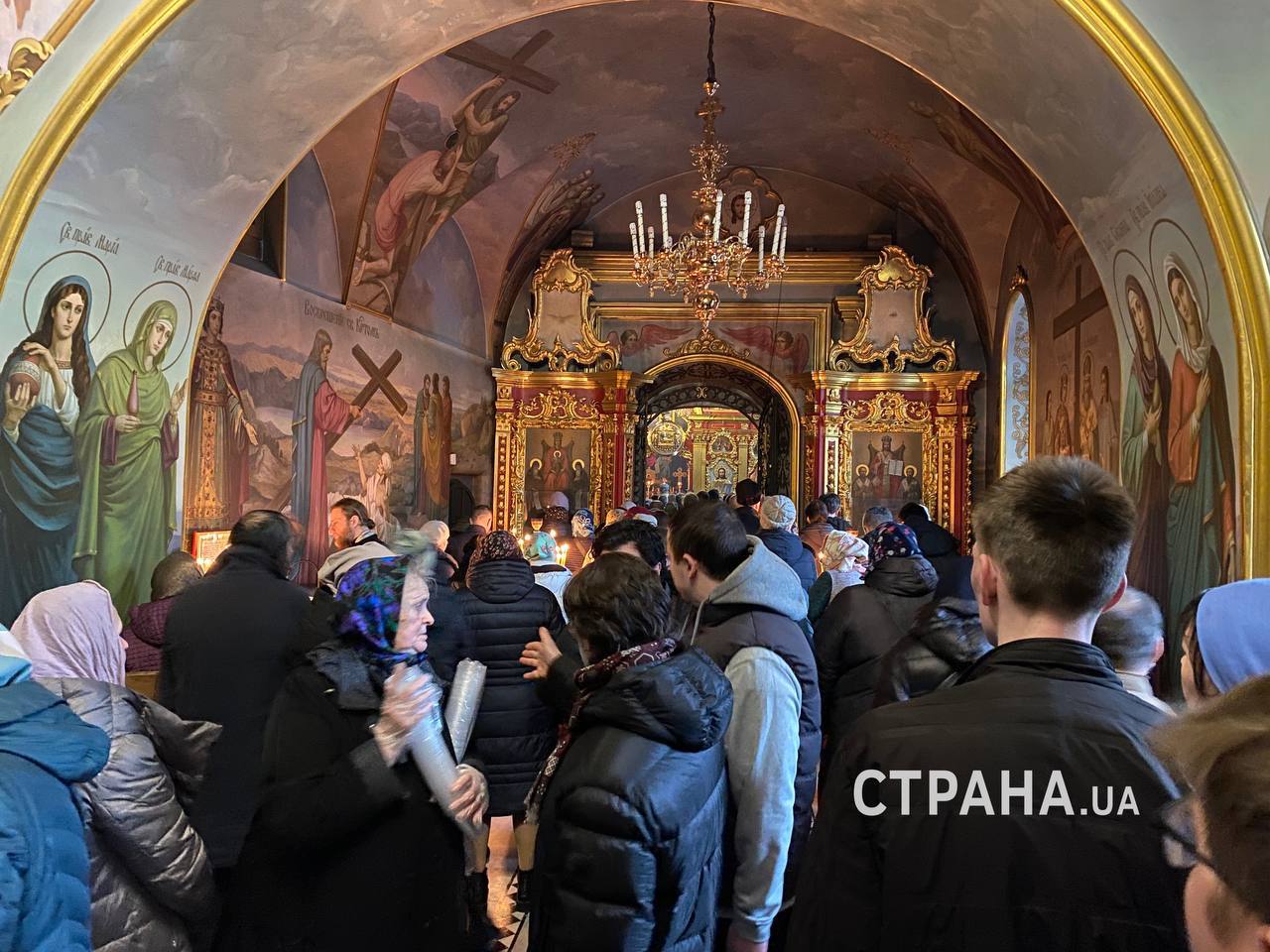 У Лаврі збираються віряни УПЦ