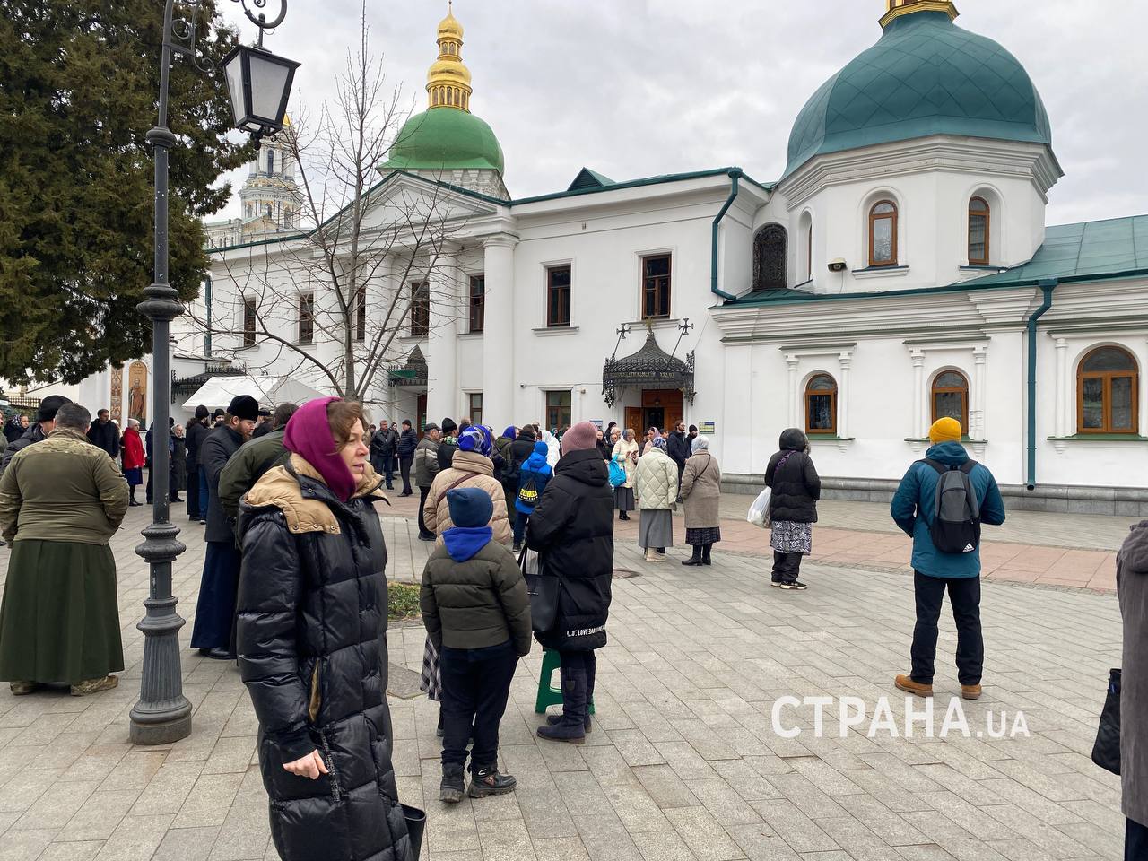 У Лаврі збираються віряни УПЦ