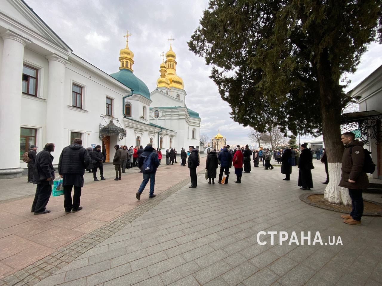 У Лаврі збираються віряни УПЦ