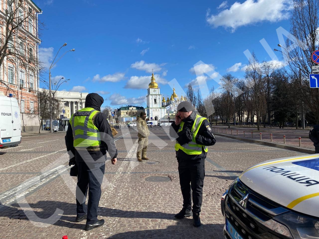 В Киеве возле Михайловского собора стоит почетный караул