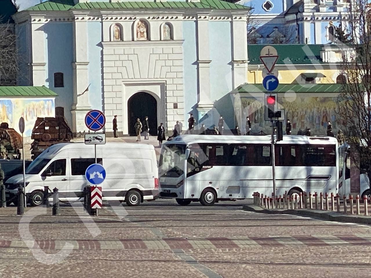 В Киеве возле Михайловского собора стоит почетный караул