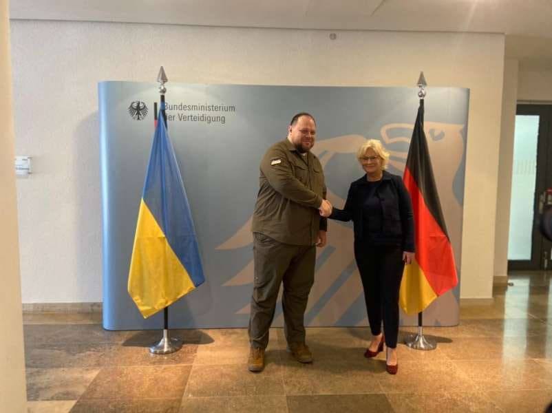 Спикер Верховной Рады Руслан Стефанчук во время встречи с министром обороны Германии Кристиной Ламбрехт попросил предоставить Украине подводные лодки