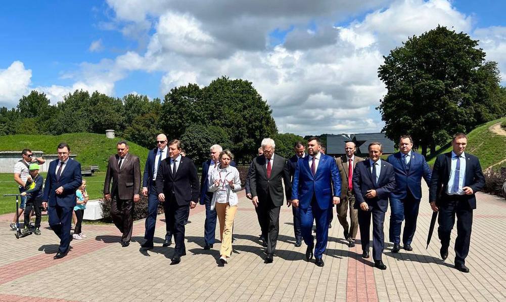 "Глава ДНР" Денис Пушилин приехал в белорусский Брест в сопровождении секретаря Генсовета "Единой России" Андрея Турчака и посла России в Беларуси Бориса Грызлова