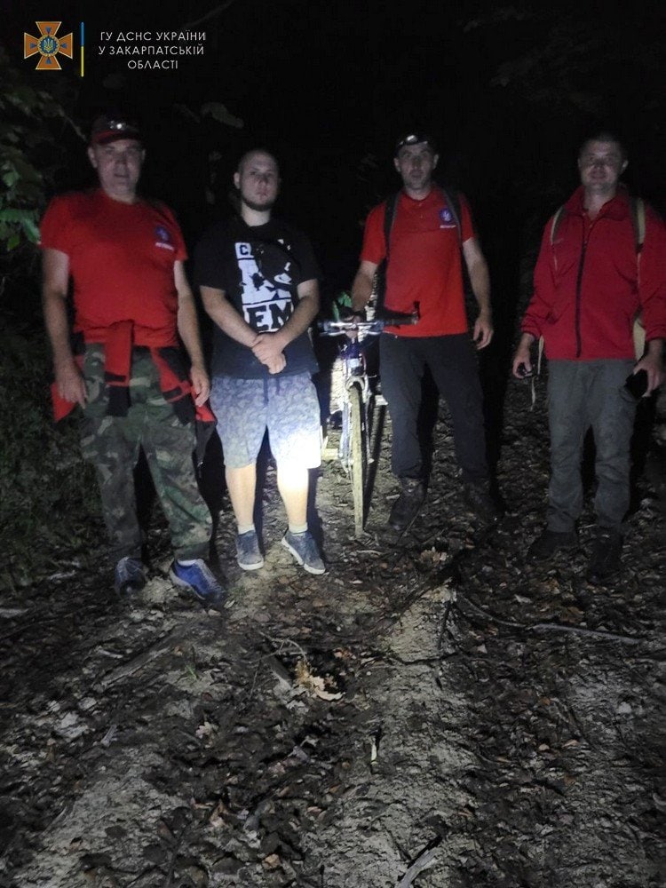 В час ночи спасатели доставили парня домой