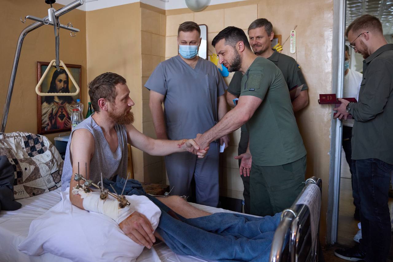 Зеленский с раненными военными