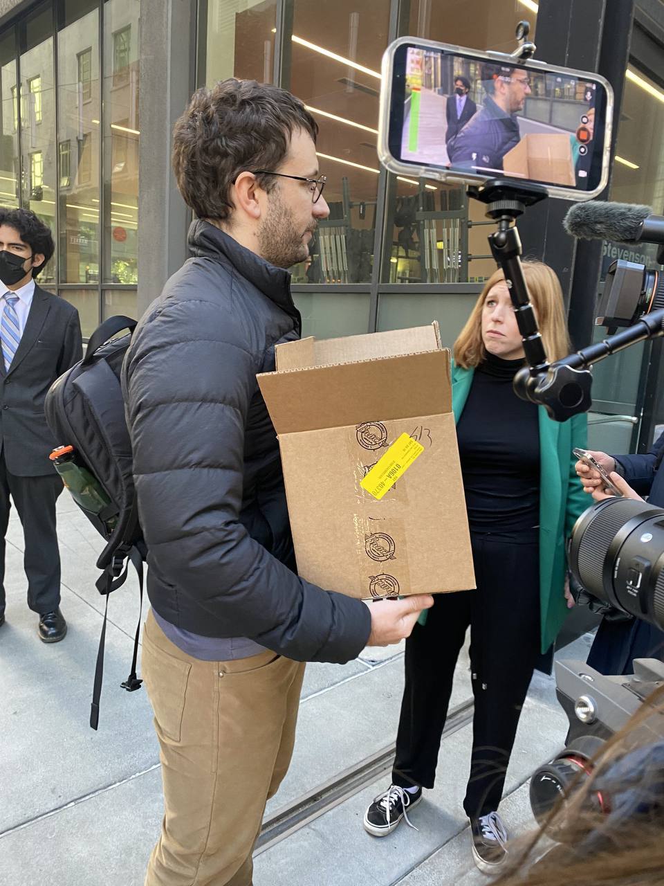 инженеры-программисты, стоящие с коробками у здания Twitter