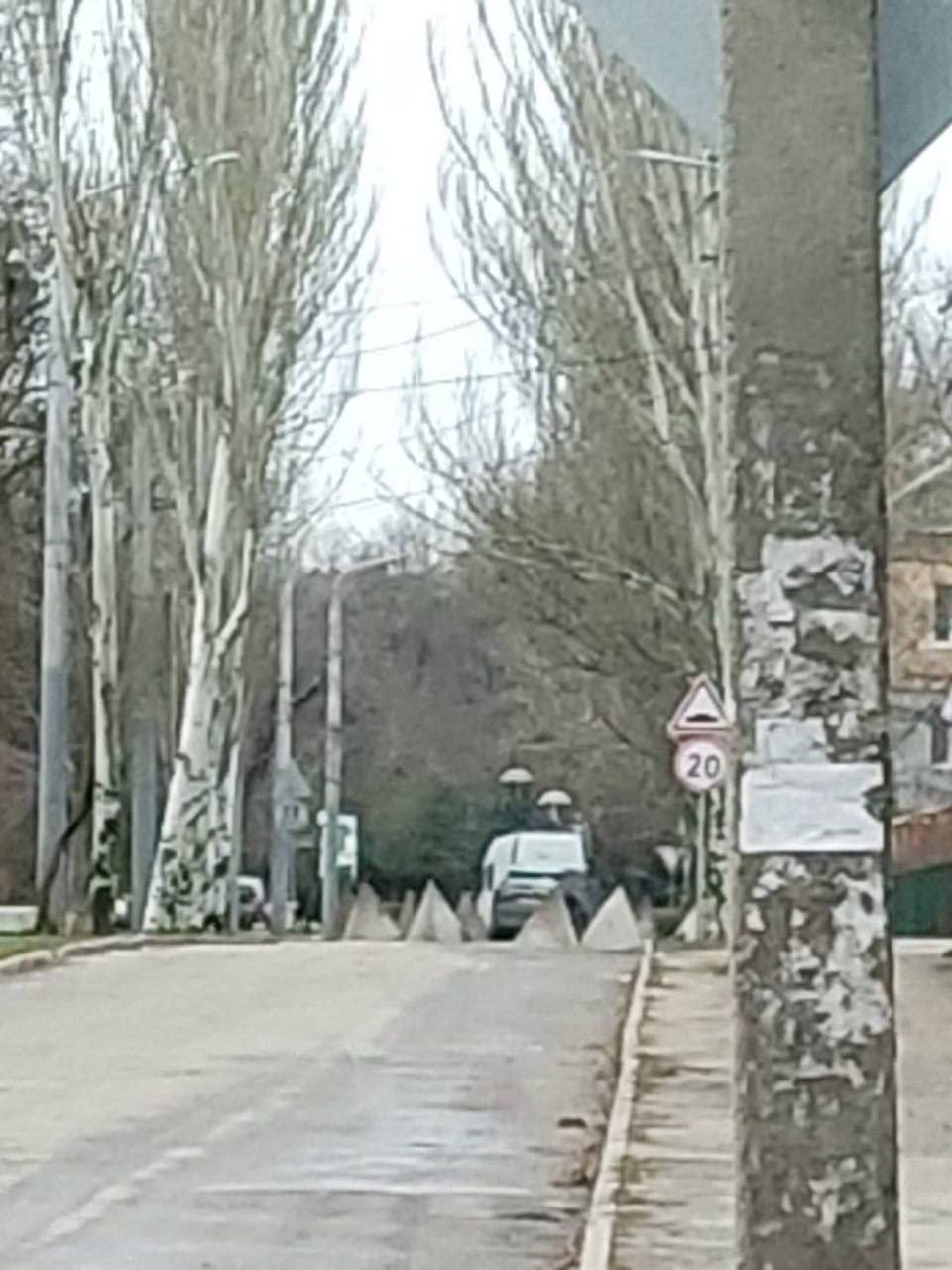 Росияне ставят в Мелитополе бетонные конусы