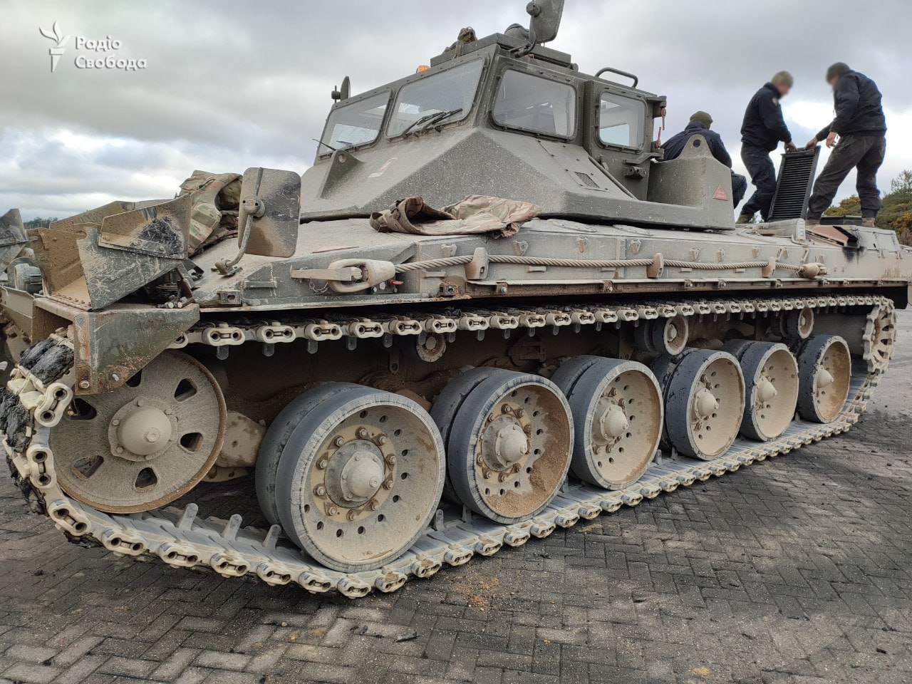 Украинские танкисты тренируются в Британии