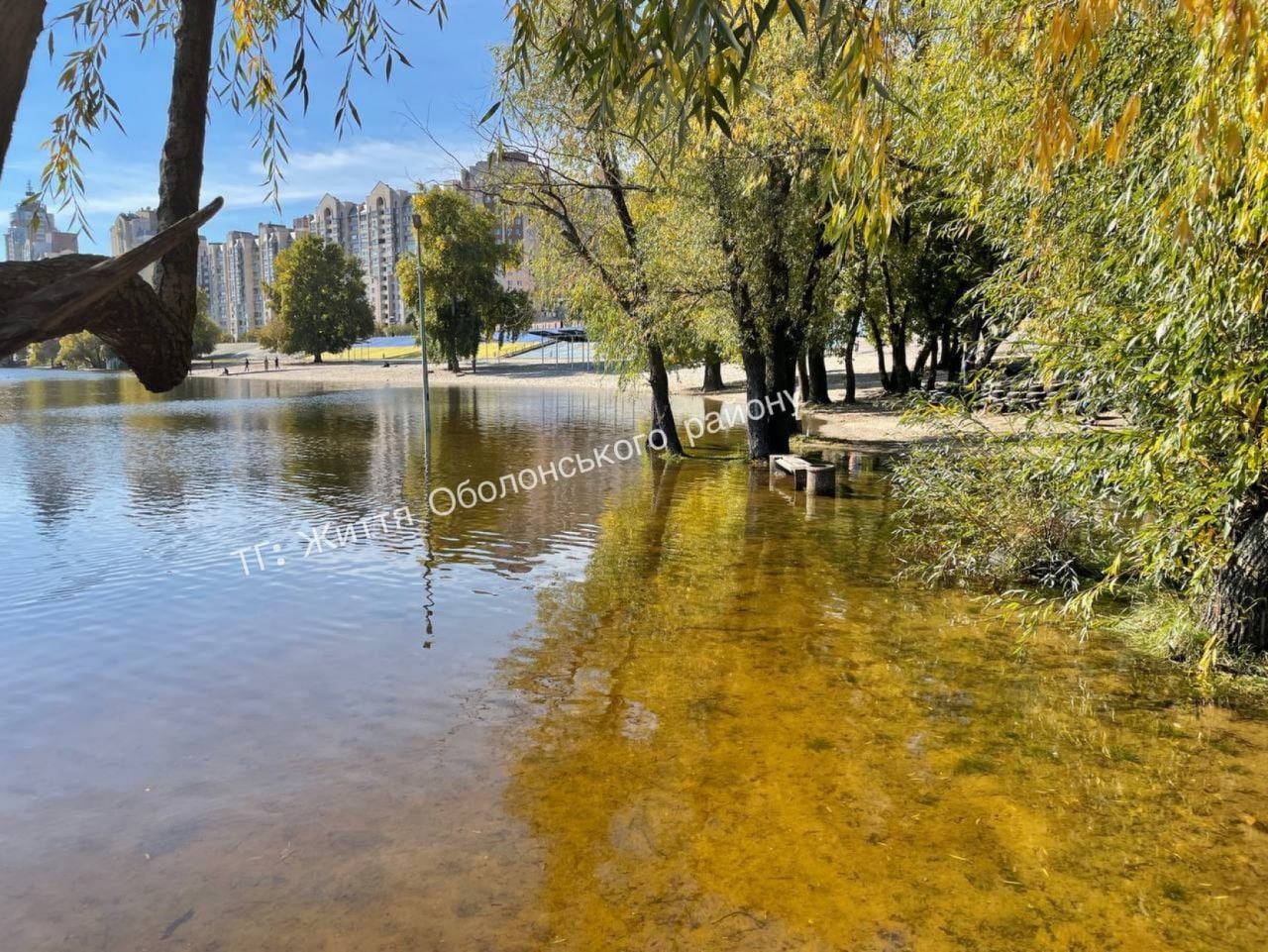  Так сейчас выглядит Днепр в Киеве на Оболони после того, как в реке поднялся уровень воды