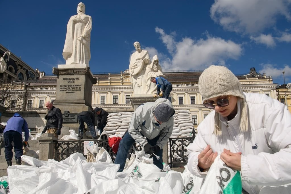 В Киеве и Харькове местные жители защищают памятники от бомбардировок