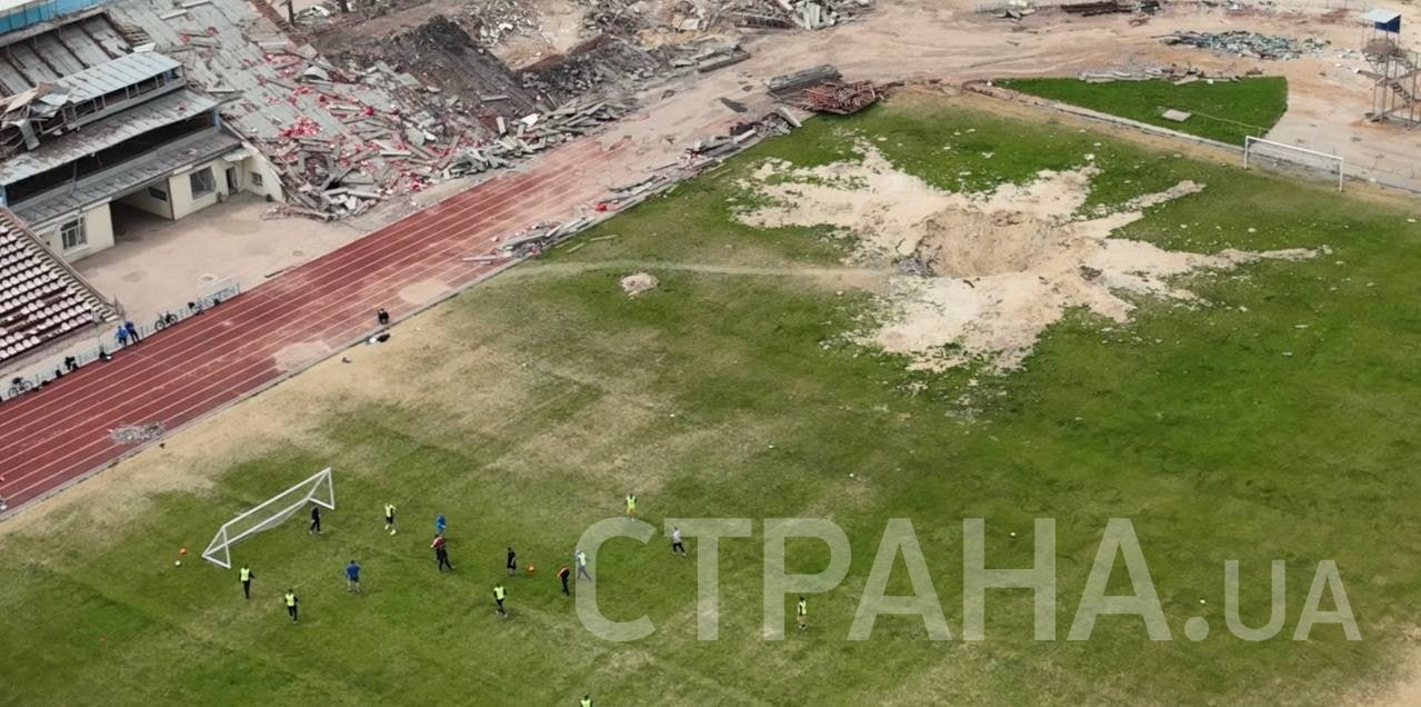 На пострадавшем от бомбежек стадионе имени Гагарина в Чернигове проводят футбольный матч