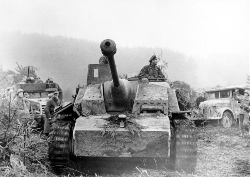 Німецька штурмова самохідка StuG III ausf G, під час Арденнського наступу, 1944