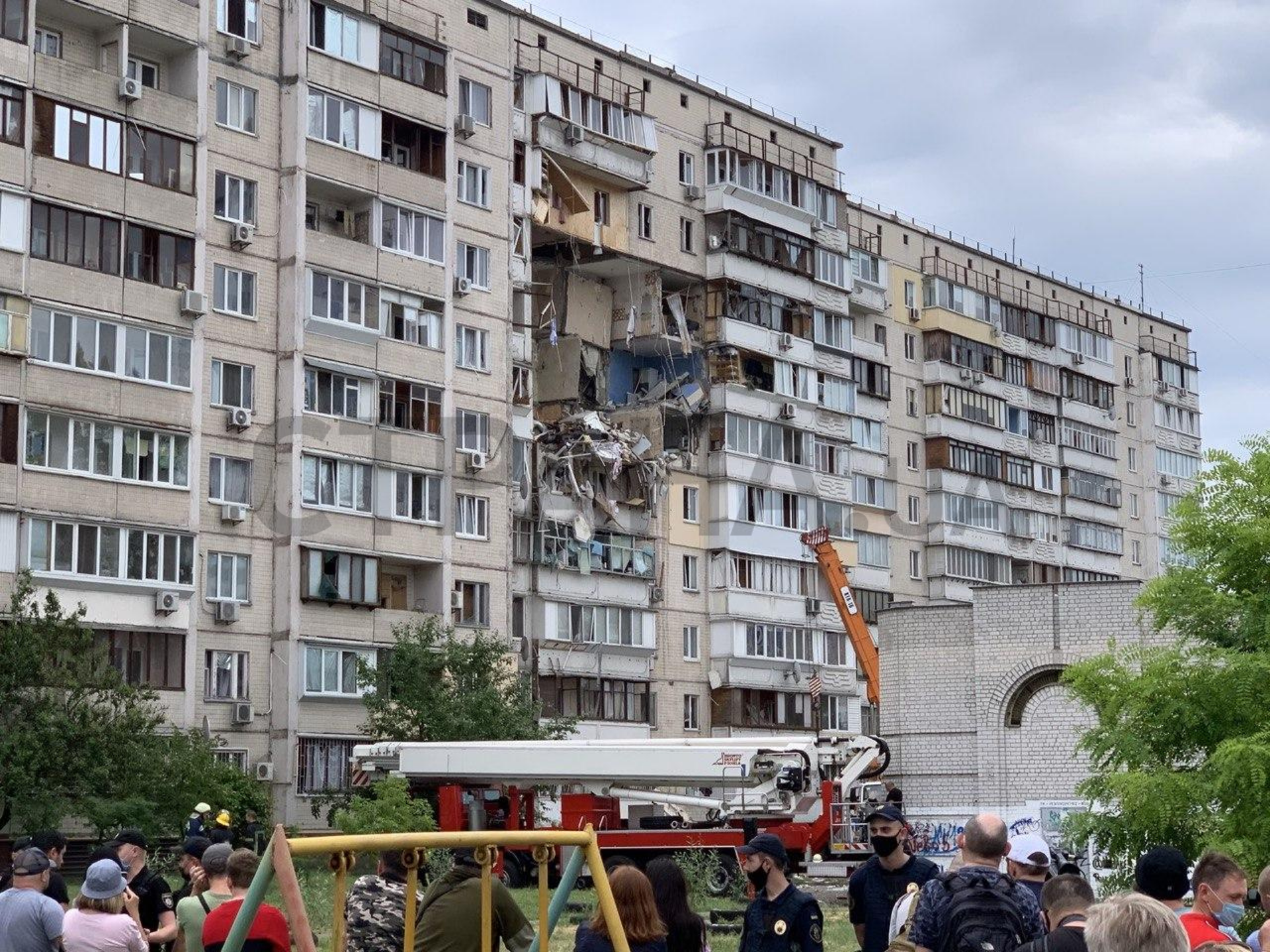 взрыв дома. работает кран