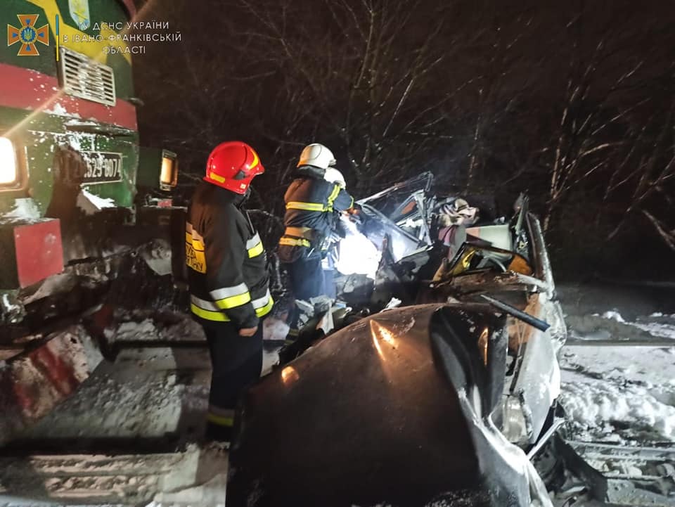 Поезд сбил машину под Ивано-Франковском. ГСЧС