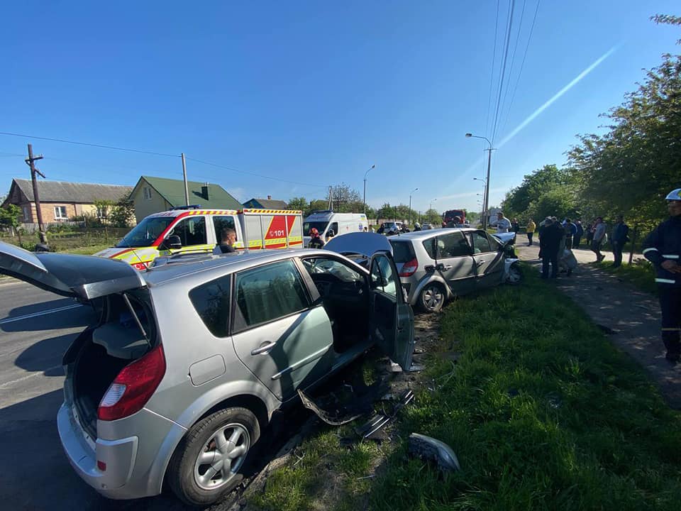 В Ровно из-за аварии пострадали три человека. Фото: Facebook/ГСЧС Украины