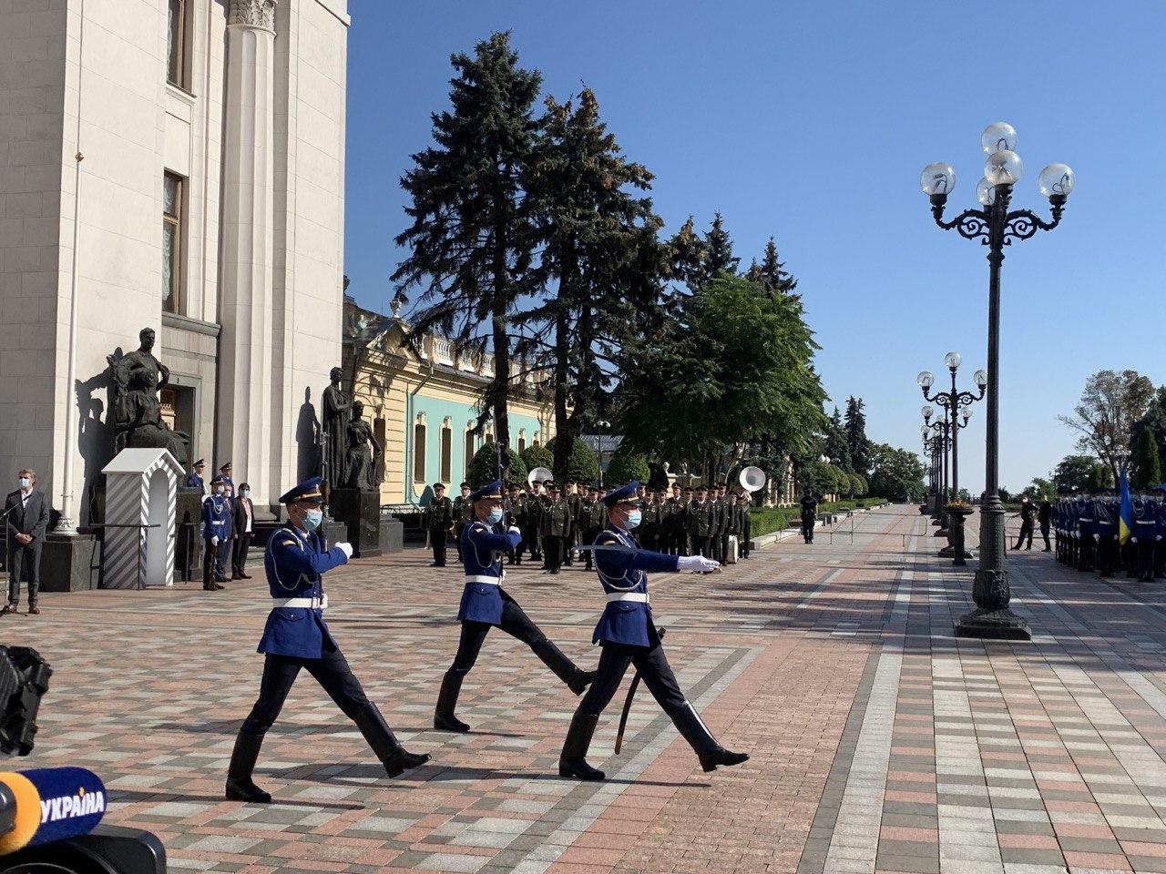 Возле Верховной Рады торжественно поднят государственный флаг Украины. Фото: Страна