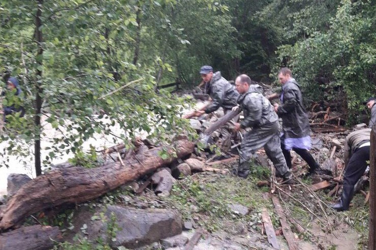 В Черновицкой области прорвало две дамбы, десятки людей бросились укреплять берег подручными средствами. Фото: ГСЧС