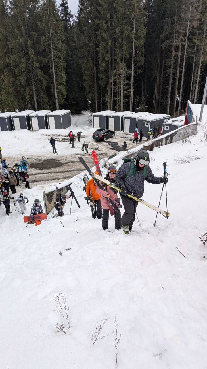 Фото лижників пішки пішки після блекауту в Буковелі. Джерело - Телеграм