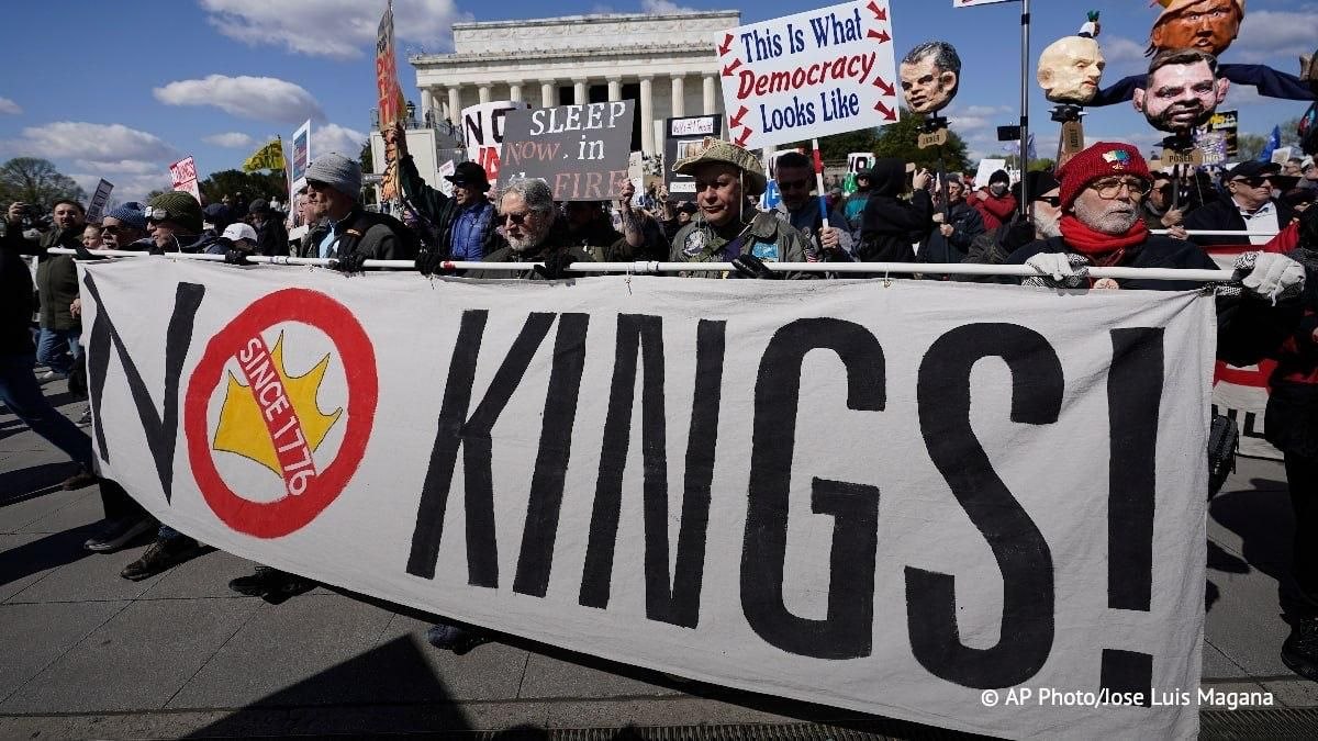 Фото (2) протестів у США. Джерело – © AP Photo/Allison Robert