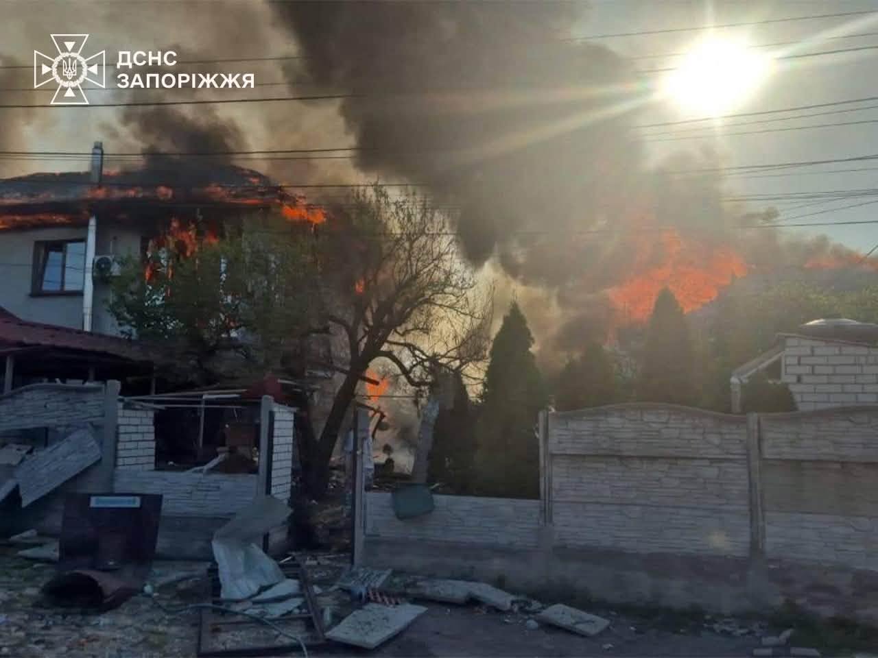 Фото (6) последствий удара КАБ по жилой многоэтажке в Запорожье. Источник &ndash; ГСЧС